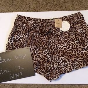 NWT paper bag style ruffle leopard shorts 1XL